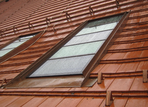 ein geschupptes Dachlamellenfenster, flächenbündig eingebaut